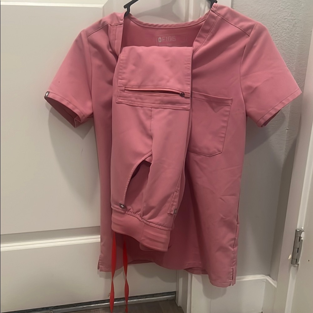 Figs Pink Short Sleeve Tee & joggers bottoms